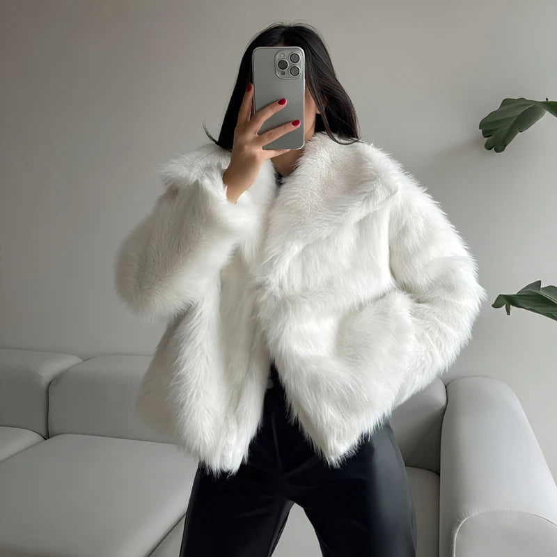 Velouré Coat – Plush Faux-Fur Outerwear with a Soft, Modern Winter Silhouette