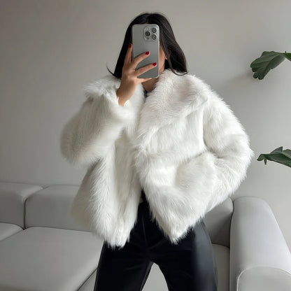 Velouré Coat – Plush Faux-Fur Outerwear with a Soft, Modern Winter Silhouette