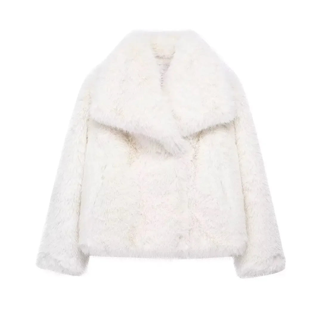 Velouré Coat – Plush Faux-Fur Outerwear with a Soft, Modern Winter Silhouette